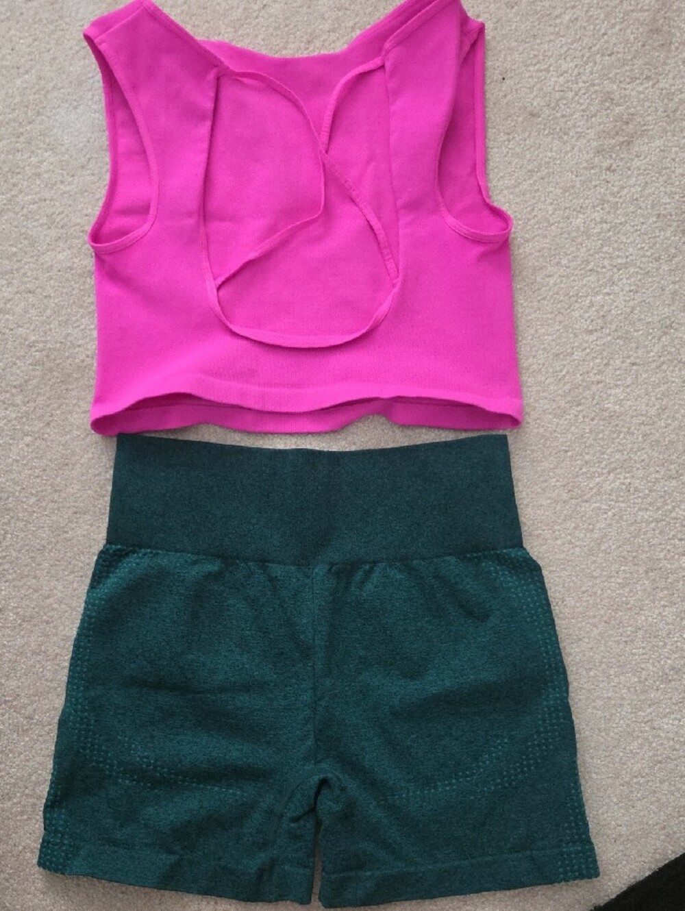 Set Free People Hot pink Bra Top & Active High-Waist DK. green Shorts - Sz.M
